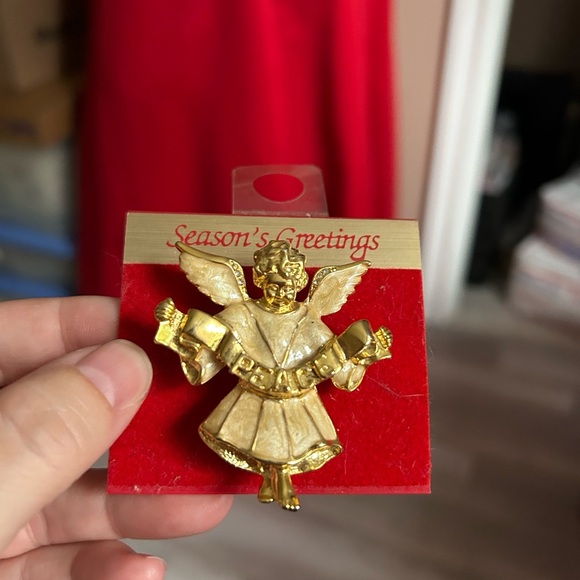 4/$50 Gold and Cream GUARDIAN Angel BROOCH NWT 😇 - Picture 1 of 7